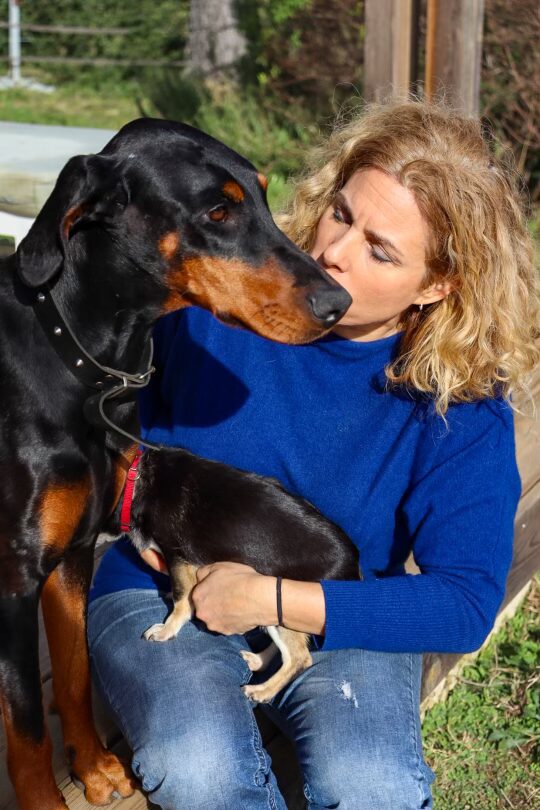 Caroline avec son dobermann