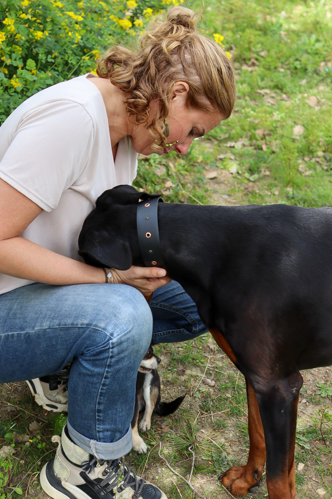 Caroline avec son dobermann